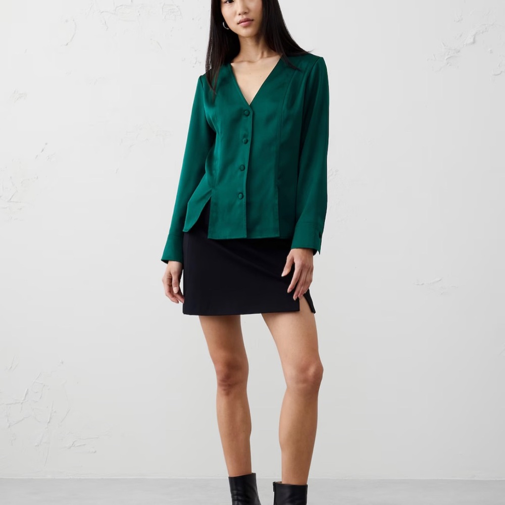 NWT Banana Republic Green Silky Seamed Slit Blouse (size 6)